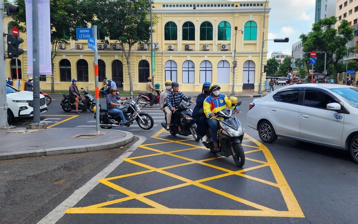 Vẫn dừng xe máy tại vạch mắt võng, một số người thờ ơ dù được nhắc nhở - Ảnh 10.