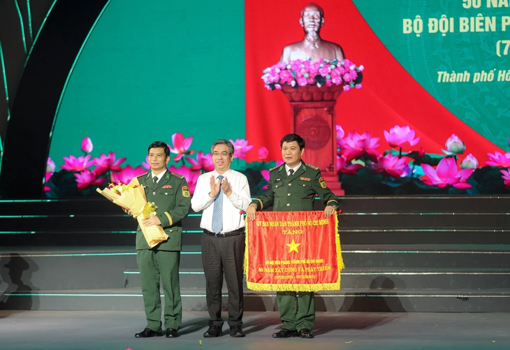 Bộ đội biên phòng TP.HCM: Nửa thế kỷ giữ vững vùng biên, gắn bó với dân - Ảnh 1.