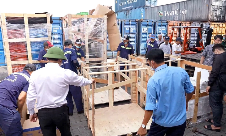 Phát hiện thuốc lá lậu gần 6 tỉ đồng trong lô hàng gạch lát nền, ghế sofa... tại cảng Cát Lái - Ảnh 1.