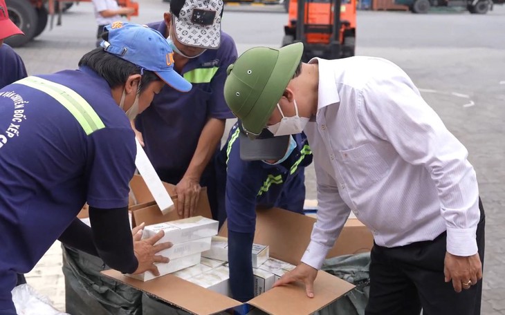 Mở đợt cao điểm, Long An liên tục bắt nhiều vụ vận chuyển thuốc lá lậu - Ảnh 3.