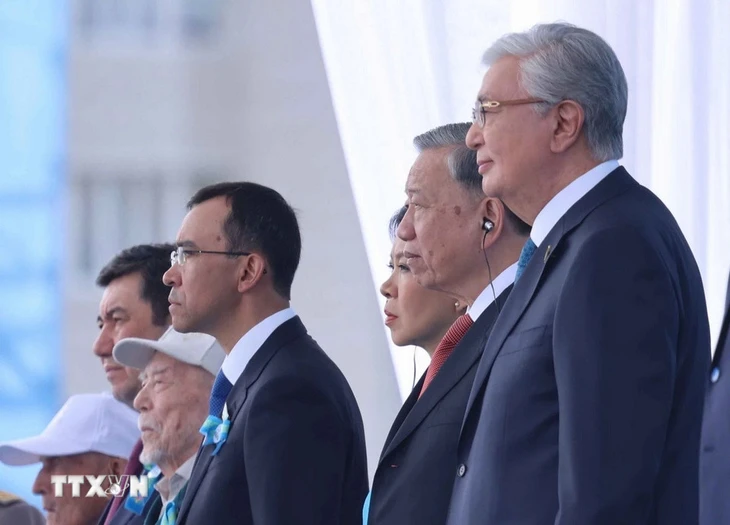 Tổng Bí thư Tô Lâm dự lễ duyệt binh kỷ niệm Ngày Chiến thắng tại Kazakhstan - Ảnh 1.