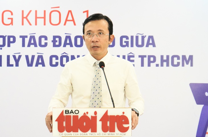 Sinh viên Trường đại học Quản lý và Công nghệ TP.HCM bắt đầu học tại báo Tuổi Trẻ - Ảnh 4.