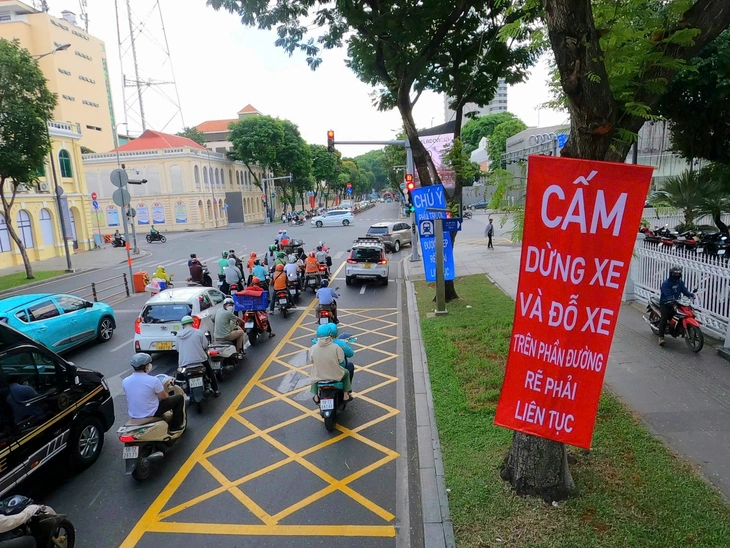 Có vạch mắt võng tại giao lộ Lê Duẩn - Tôn Đức Thắng, xe rẽ phải thuận lợi hơn - Ảnh 2.