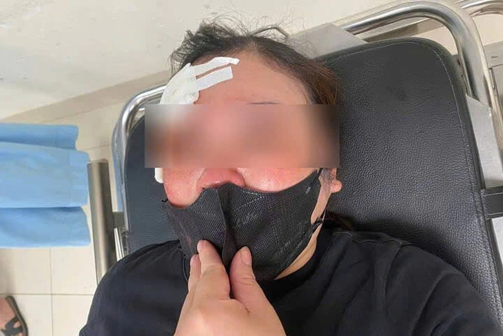 Tài xế bán tải đánh dùi cui vào đầu người đang dừng xe nghe điện thoại - Ảnh 1.