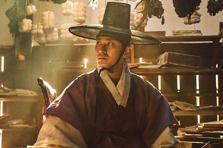 Joo Ji Hoon tái sinh từ bê bối chất cấm, thành thị đế Baeksang - Ảnh 7.