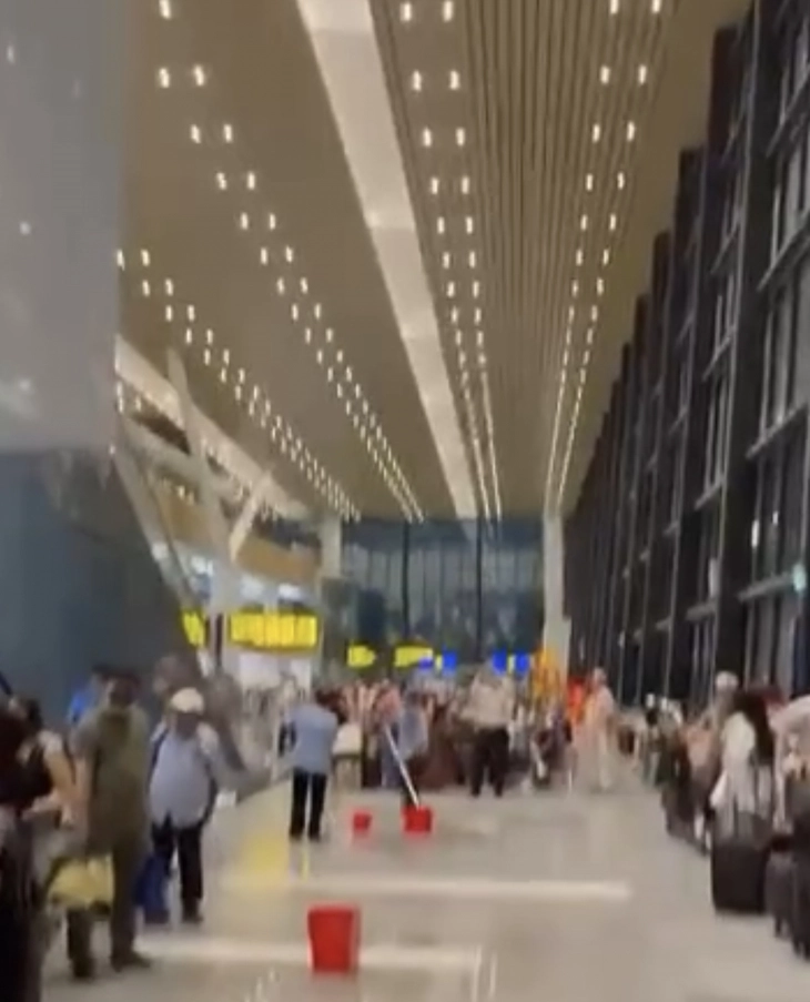 Nhà ga T3 Tân Sơn Nhất bị dột sau mưa lớn Nhà ga T3 Tân Sơn Nhất bị dột sau mưa lớn