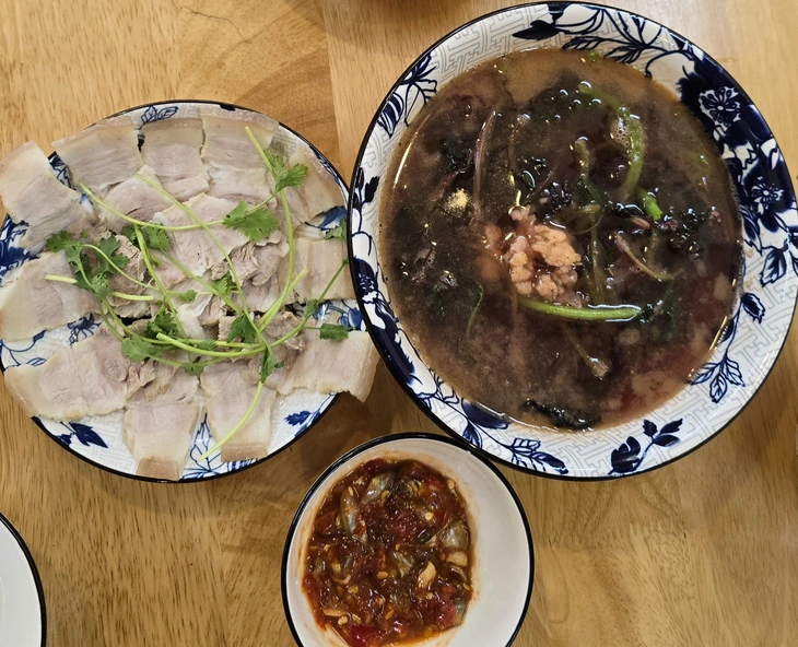 Chủ quán Mệ Chơn hướng dẫn nấu canh cá cơm lá me đất, bún xáo bò và cách muối cà trắng giòn - Ảnh 1. Mệ Chơn - Ảnh 1.