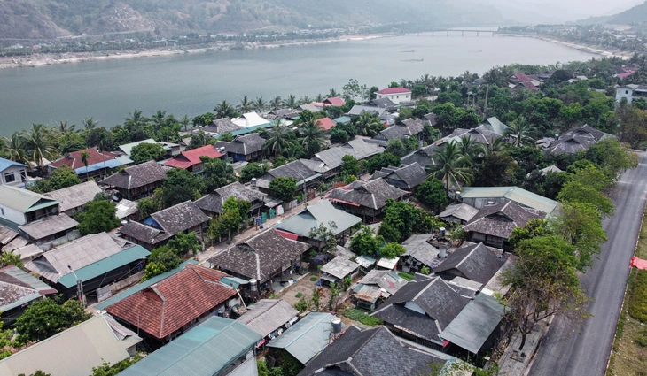 Mường Lay lập kỷ lục nơi có nhiều nhà sàn truyền thống của dân tộc Thái trắng nhất Việt Nam - Ảnh 1. Mường Lay - Ảnh 1.