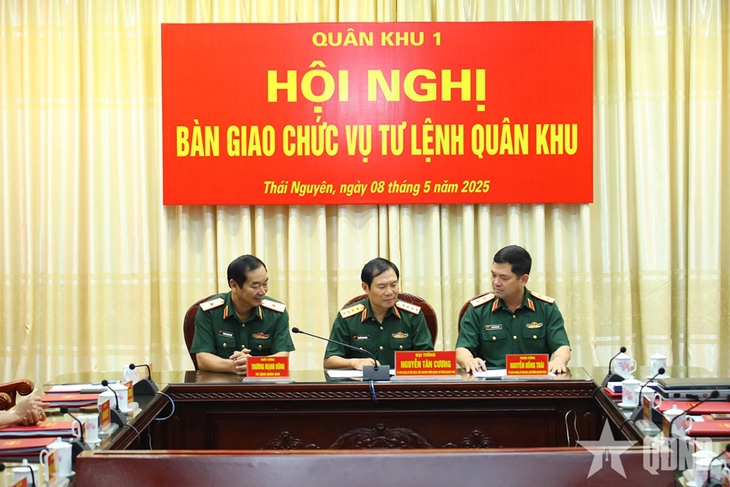 Trung tướng Nguyễn Hồng Thái bàn giao chức vụ tư lệnh Quân khu 1 cho Thiếu tướng Trương Mạnh Dũng - Ảnh 1.