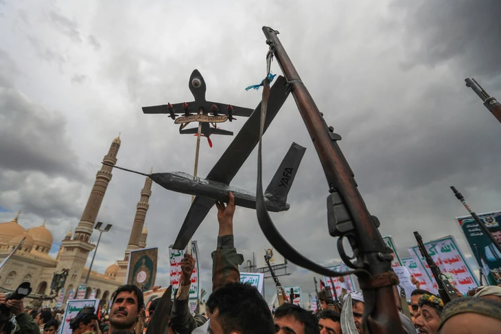 Houthi tuyên bố không buông tha tàu Israel dù ngừng bắn với Mỹ - Ảnh 1.