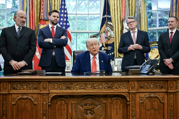 Ông Trump vui mừng khoe thỏa thuận thương mại đầu tiên - Ảnh 3.