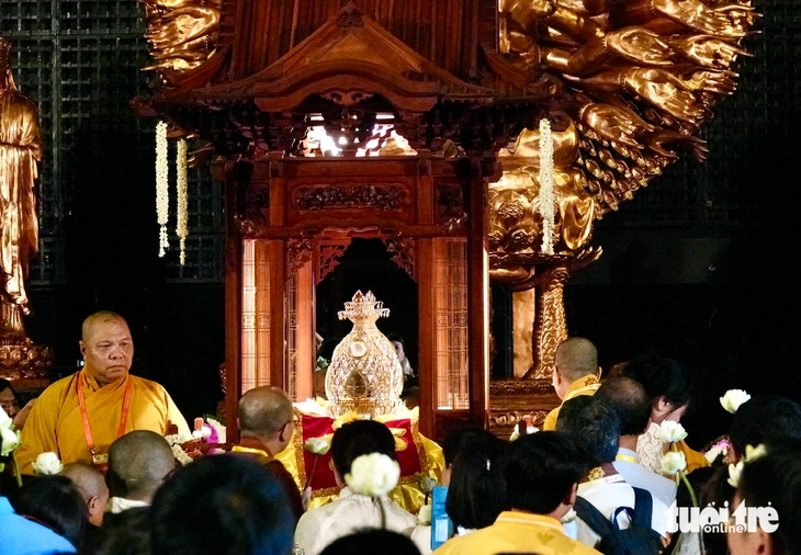 Xá lợi Đức Phật tôn trí ở núi Bà Đen, người dân bắt đầu từ 18h 8-5 - Ảnh 4. Xá lợi Đức Phật về đến núi Bà Đen, người dân bắt đầu chiêm bái từ 18h chiều 8-5 - Ảnh 4.