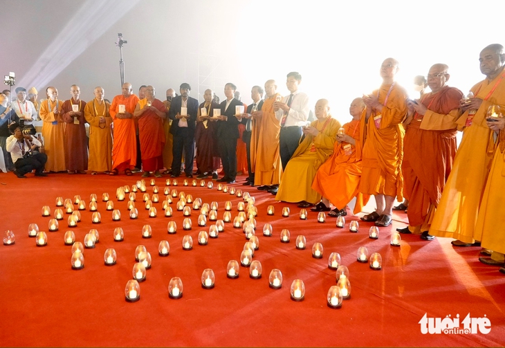 Hàng ngàn người thắp nến cầu nguyện hòa bình thế giới tại núi Bà Đen - Ảnh 1. núi Bà Đen - Ảnh 1.