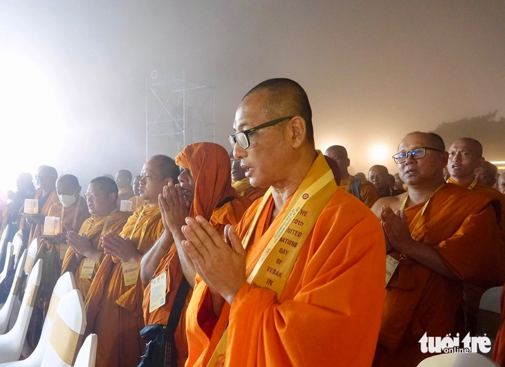 Hàng ngàn người thắp nến cầu nguyện hòa bình thế giới tại núi Bà Đen - Ảnh 4. núi Bà Đen - Ảnh 3.