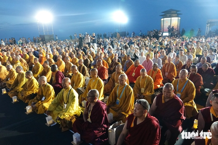 Hàng ngàn người thắp nến cầu nguyện hòa bình thế giới tại núi Bà Đen - Ảnh 5. Hàng ngàn người thắp nến cầu nguyện hòa bình thế giới tại núi Bà Đen - Ảnh 4.