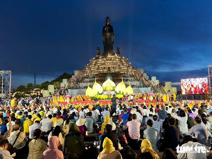 Hàng ngàn người thắp nến cầu nguyện hòa bình thế giới tại núi Bà Đen - Ảnh 6. Hàng ngàn người thắp nến cầu nguyện hòa bình thế giới tại núi Bà Đen - Ảnh 5.