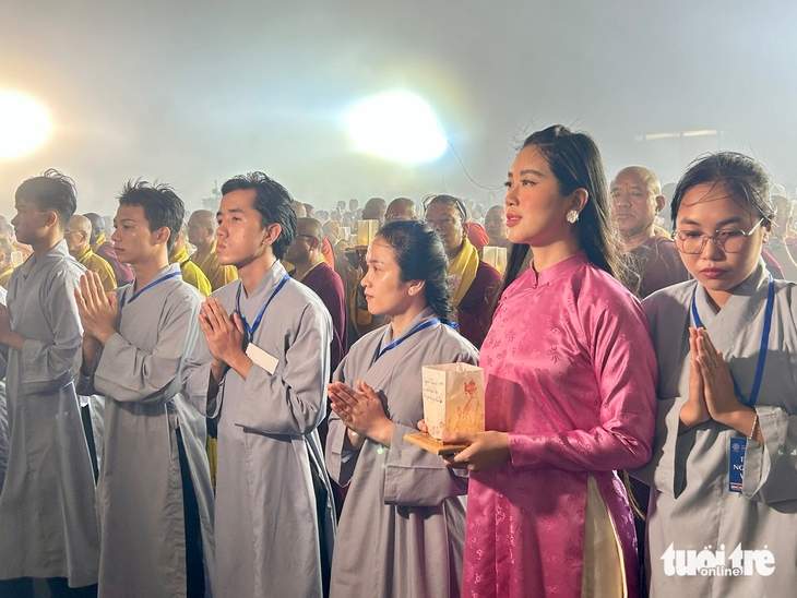 Hàng ngàn người thắp nến cầu nguyện hòa bình thế giới tại núi Bà Đen - Ảnh 8. Hàng ngàn người thắp nến cầu nguyện hòa bình thế giới tại núi Bà Đen - Ảnh 7.