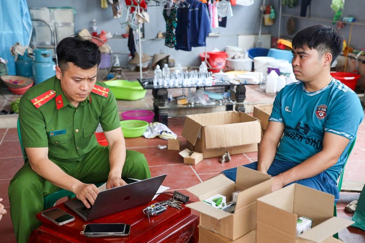 Bán trót lọt hơn 100.000 đơn hàng mỹ phẩm giả trên Shopee, TikTok - Ảnh 1. Mỹ phẩm 'sản xuất tại nhà' bán được hơn 100.000 đơn hàng trên Shopee, TikTok - Ảnh 1.