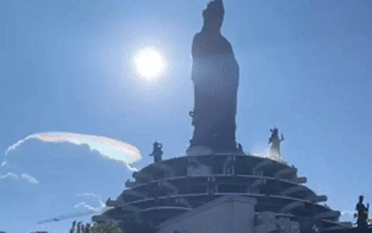 Mây ngũ sắc kỳ thú xuất hiện trên bầu trời Hà Nội - Ảnh 5.