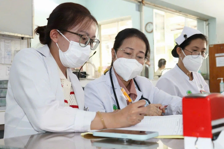 Bé trai 2 tuổi uống nhầm bột thông cống vì tưởng đồ ăn - Ảnh 1.