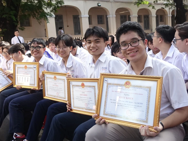 Ngoại ngữ dẫn đầu lựa chọn thi tốt nghiệp THPT năm 2025 của học sinh lớp 12 TP.HCM - Ảnh 1.