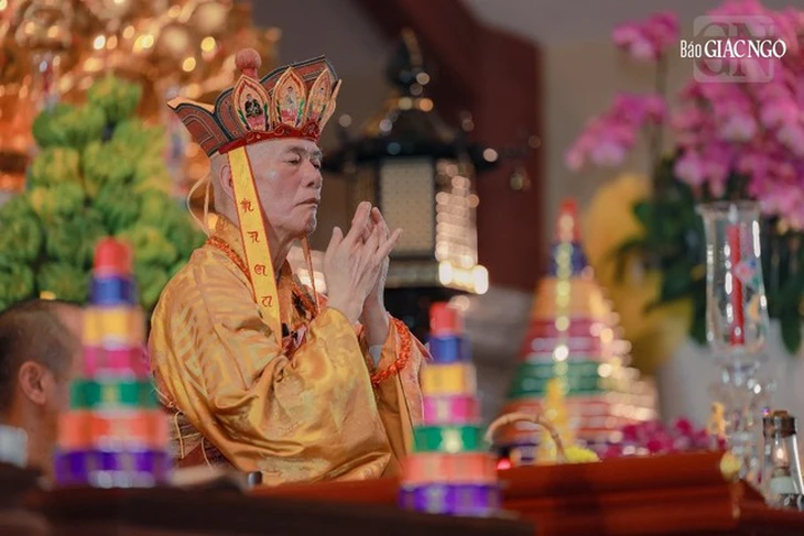 Cầu siêu các anh hùng, liệt sĩ theo nghi lễ Phật giáo 3 miền tại Vesak - Ảnh 5. Cầu siêu - Ảnh 7.