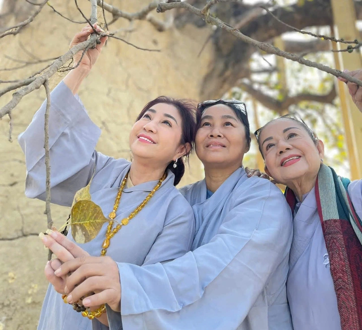 Thoại Miêu, Phượng Loan, Võ Minh Lâm… hát với lòng tôn kính trong mùa Phật đản - Ảnh 3. Thoại Miêu - Ảnh 2.