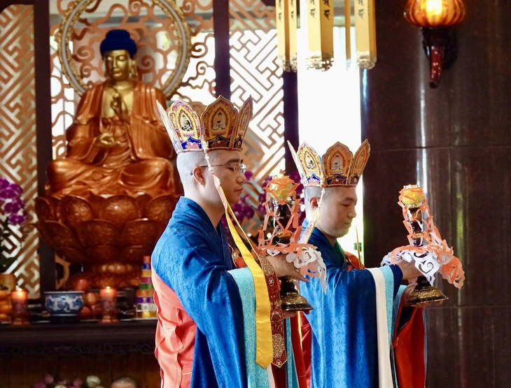 Cầu siêu các anh hùng, liệt sĩ theo nghi lễ Phật giáo 3 miền tại Vesak - Ảnh 2. Cầu siêu - Ảnh 2.