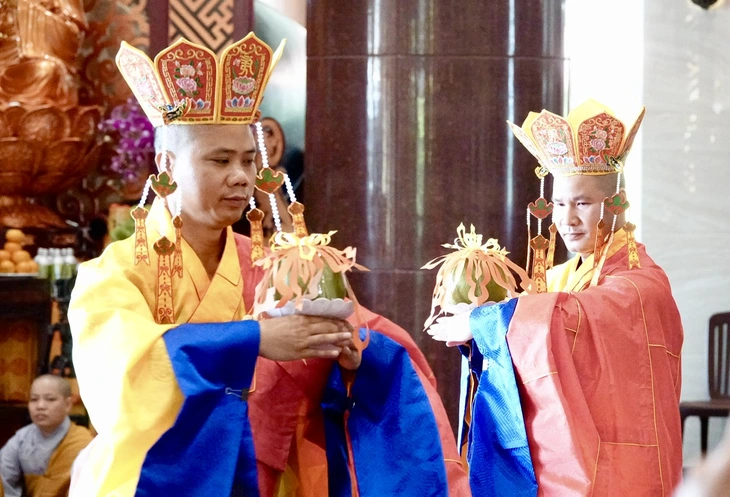 Cầu siêu các anh hùng, liệt sĩ theo nghi lễ Phật giáo 3 miền tại Vesak - Ảnh 3. Cầu siêu các anh hùng, liệt sĩ theo nghi lễ Phật giáo 3 miền tại Vesak - Ảnh 3.