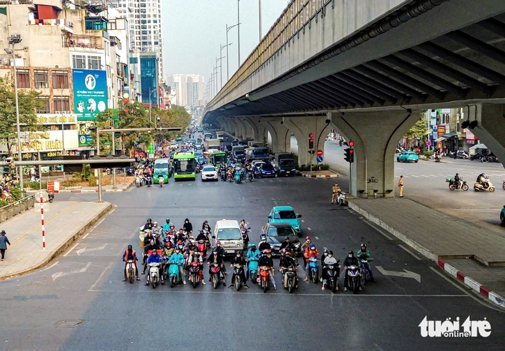 Dừng chờ quá vạch bị phạt lỗi vượt đèn đỏ hay không chấp hành vạch kẻ đường? - Ảnh 1.