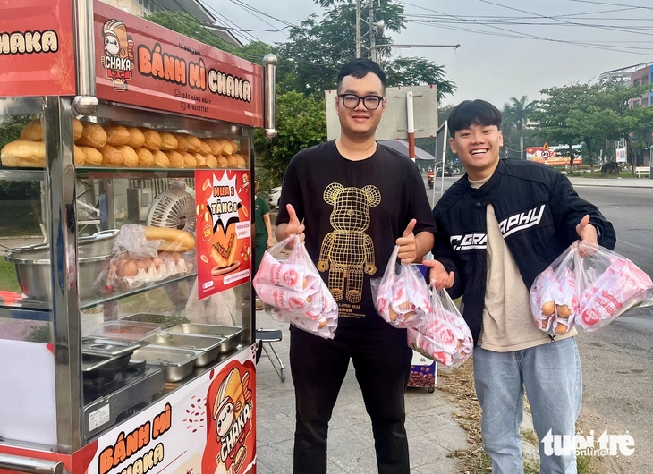 Sinh viên được hỗ trợ để đưa ý tưởng khởi nghiệp xe bán bánh mì ra đường phố - Ảnh 4.
