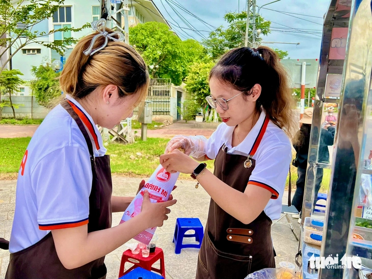 Sinh viên được hỗ trợ để đưa ý tưởng khởi nghiệp xe bán bánh mì ra đường phố - Ảnh 5.