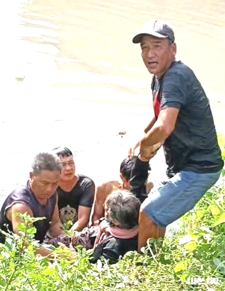 Hai người dân kịp thời cứu sống một phụ nữ nhảy sông Bảo Định nghi tự tử - Ảnh 1.