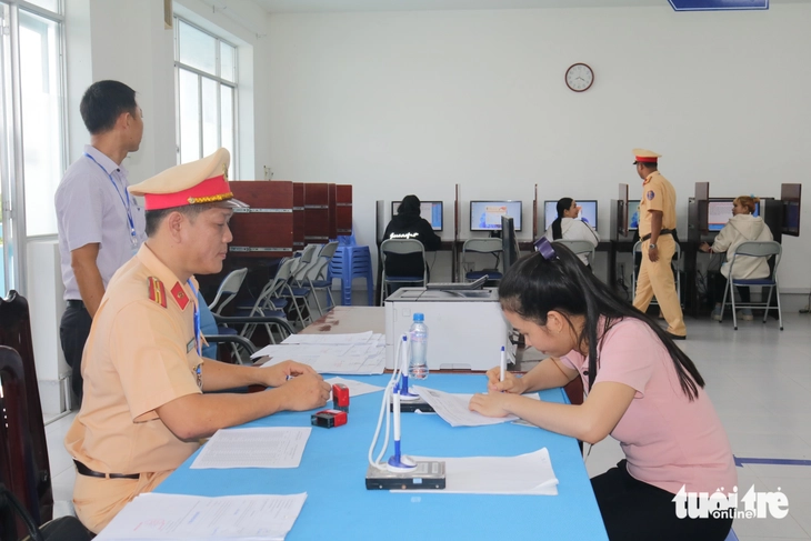 Công an tỉnh Đồng Tháp lần đầu tổ chức sát hạch, cấp giấy phép lái xe - Ảnh 1.