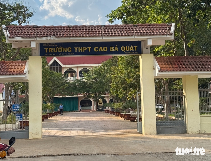 Kiểm tra vụ nhiều học sinh lớp 12 'tự nguyện' nghỉ học trước kỳ thi tốt nghiệp - Ảnh 1.