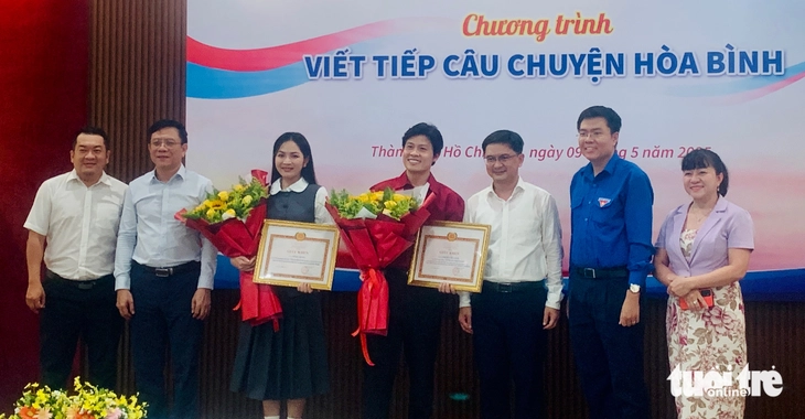 Nguyễn Văn Chung tặng doanh thu ca khúc Viết tiếp câu chuyện hòa bình cho các cựu chiến binh - Ảnh 4. Viết tiếp câu chuyện hòa bình - Ảnh 4.
