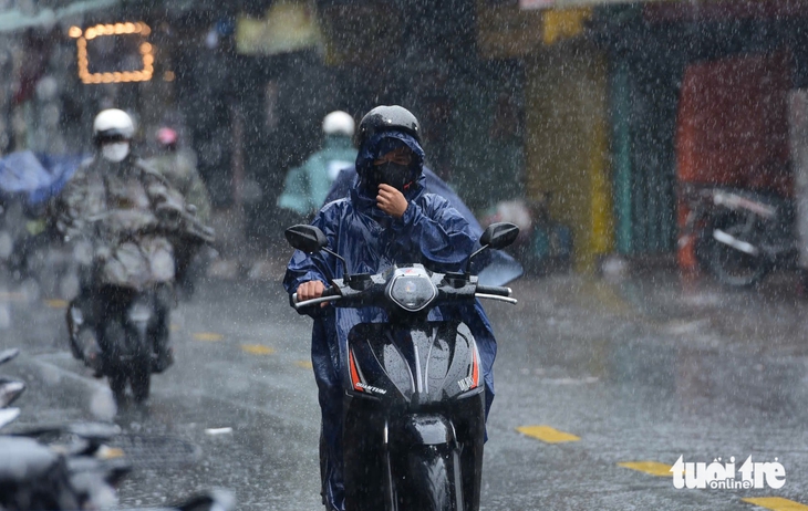 Thời tiết hôm nay 10-5: Bắc Bộ mưa to vì không khí lạnh, Nam Bộ mưa do rãnh thấp - Ảnh 1.