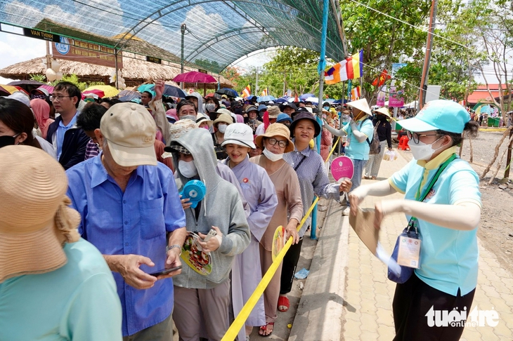 Những khoảnh khắc đẹp về tình nguyện viên tại Vesak 2025 - Ảnh 4.