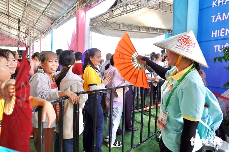 Những khoảnh khắc đẹp về tình nguyện viên tại Vesak 2025 - Ảnh 5.