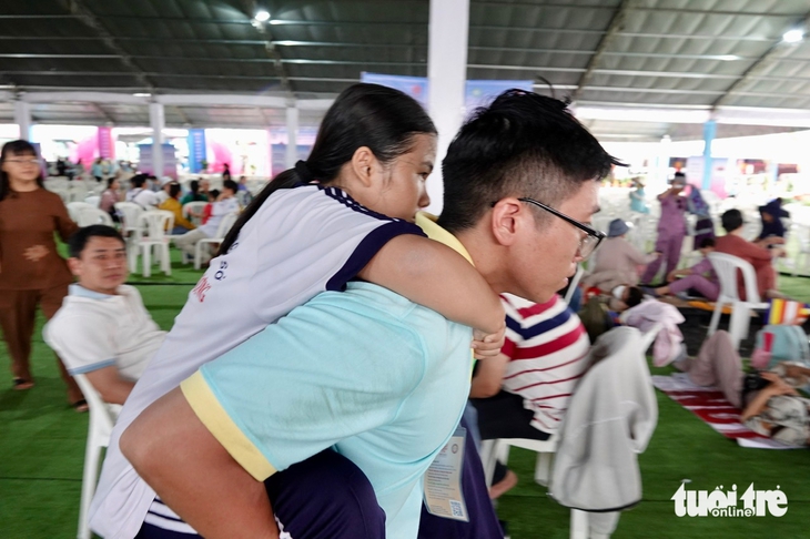 Những khoảnh khắc đẹp về tình nguyện viên tại Vesak 2025 - Ảnh 10.