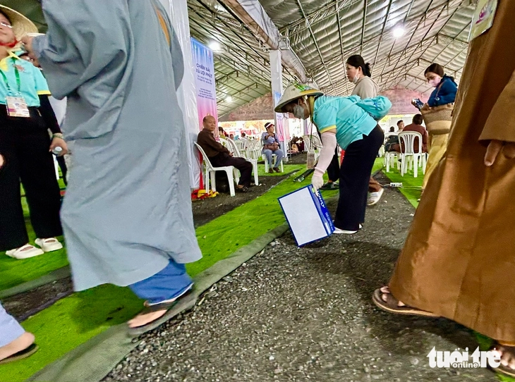 Những khoảnh khắc đẹp về tình nguyện viên tại Vesak 2025 - Ảnh 11.