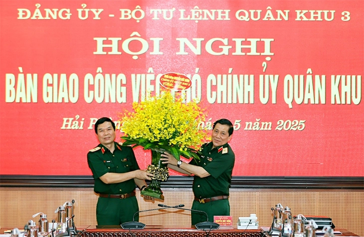 Thiếu tướng Nguyễn An Phong giữ chức chính ủy Quân chủng Hải quân - Ảnh 2.