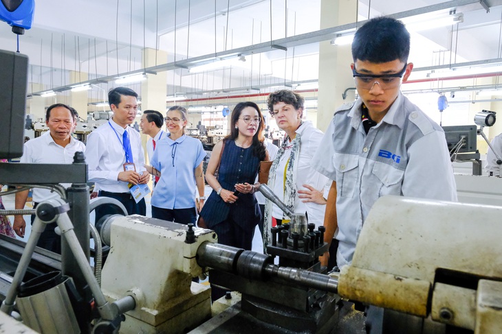 “Chuyến xe hướng nghiệp Đức”: Cửa ra thế giới mở ngay ở cổng trường - Ảnh 2. ‘Chuyến xe hướng nghiệp Đức’: Cửa ra thế giới mở ngay ở sân trường - Ảnh 2.