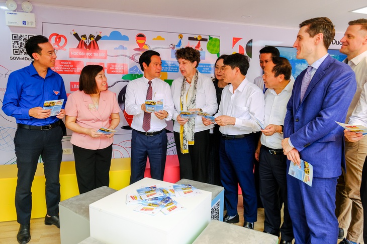 “Chuyến xe hướng nghiệp Đức”: Cửa ra thế giới mở ngay ở cổng trường - Ảnh 1. ‘Chuyến xe hướng nghiệp Đức’: Cửa ra thế giới mở ngay ở sân trường - Ảnh 1.