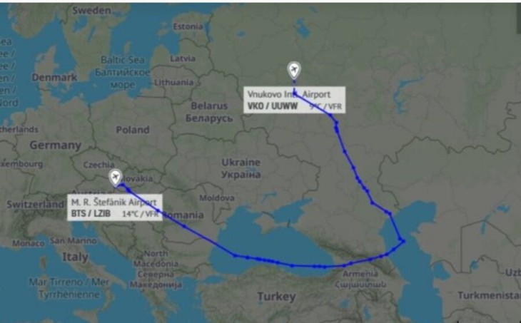 Thủ tướng Slovakia phải bay đường vòng tới Nga dự lễ duyệt binh Ngày Chiến thắng - Ảnh 3.