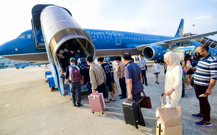 Hàng không rầm rộ bán hàng trên mây, từ trà sữa, bộ lễ, bình giữ nhiệt... lên chuyến bay  - Ảnh 4.