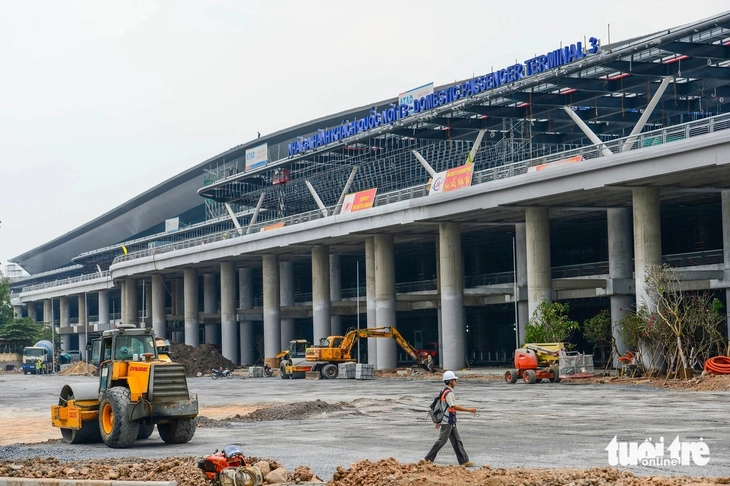 Nhà ga T3 Tân Sơn Nhất bị dột sau mưa lớn: Bộ Xây dựng yêu cầu xử lý dứt điểm - Ảnh 1.