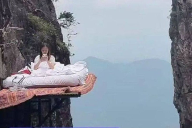 Ngủ trên vách núi cheo leo cao 1.600m: Trải nghiệm mạo hiểm mới tại Hồ Nam, Trung Quốc - Ảnh 1. ngủ trên vách núi - Ảnh 1.