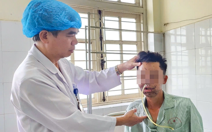 Bị gấu rừng tấn công, người đàn ông biến dạng cả mặt - Ảnh 1. gấu rừng tấn công - Ảnh 1.