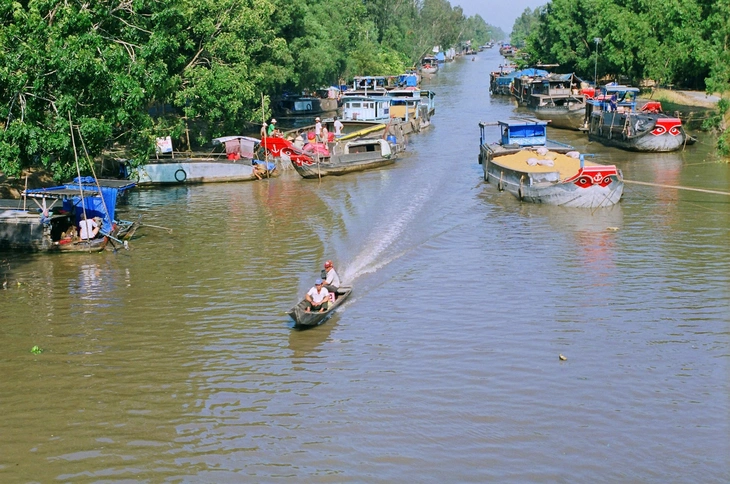 Ký ức những lần tách - nhập tỉnh - Kỳ 2: Không xây trụ sở mới, để tiền lo cho dân - Ảnh 4. Ký ức những lần tách - nhập tỉnh - Kỳ 2: Không xây trụ sở mới, để tiền lo cho dân - Ảnh 3.